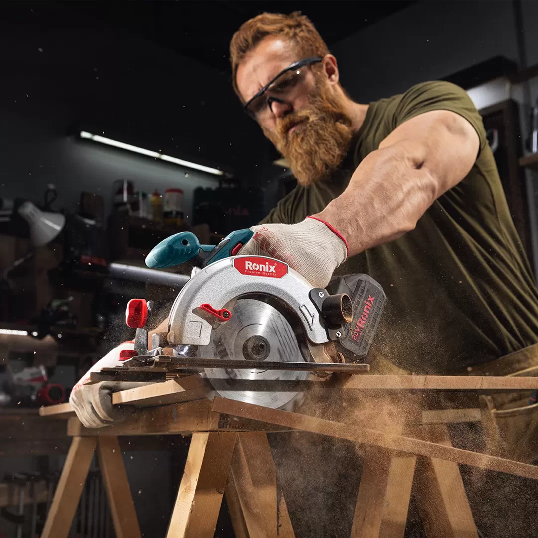 modeling-638334625073846729 اره گردبر شارژی رونیکس 8609 حین انجام کار