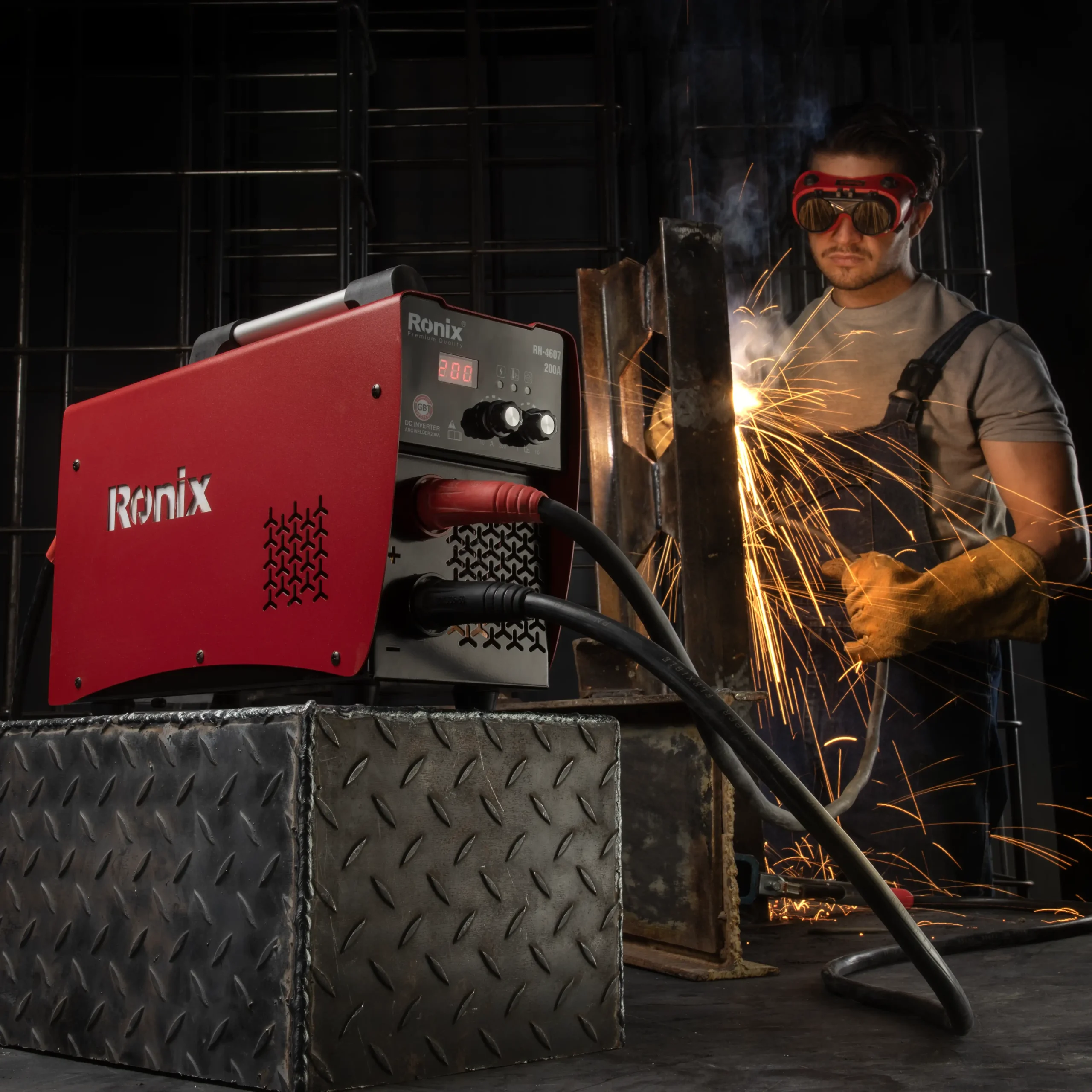 modeling-638522988250960096 اینورتر جوشکاری رونیکس RH_4607 حین انجام کار